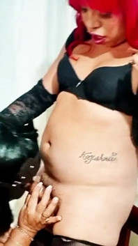 Trans-mädchen lässt eine 70-jährige reife MILf schwanz lutschen