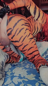 Götlü kız tigra zamanı seksi yuvarlak kadın kılıklı göt tiffany ciskiss