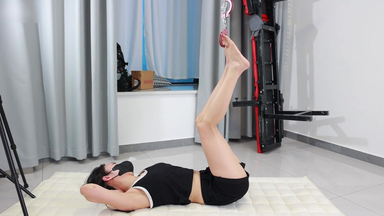 Asian bondage: Teman wanita bertelanjang kaki, manset ibu jari, menggantung dia yang...