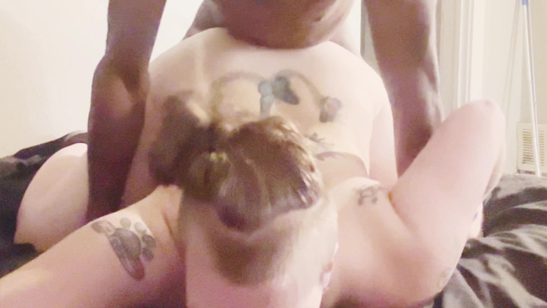 Thekookiejar: Oğlunun arkadaşını sikiyor ve büyük zenci yarağını emiyor