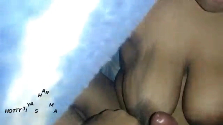 Hotty Jiya Sharmaa: 真正的夜间性爱自拍