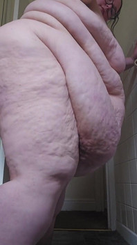 Ssbbw raksasa berjalan ke arahmu