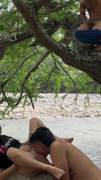 O anão da árvore se masturba feito louco até gozar assistindo o casal sexy transar na margem do rio, ao ar livre
