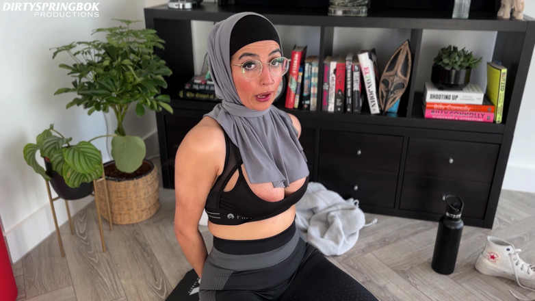 DirtySpringbok: 그녀의 하우스메이트에게 잡힌 히잡 Aaliyah Yasin