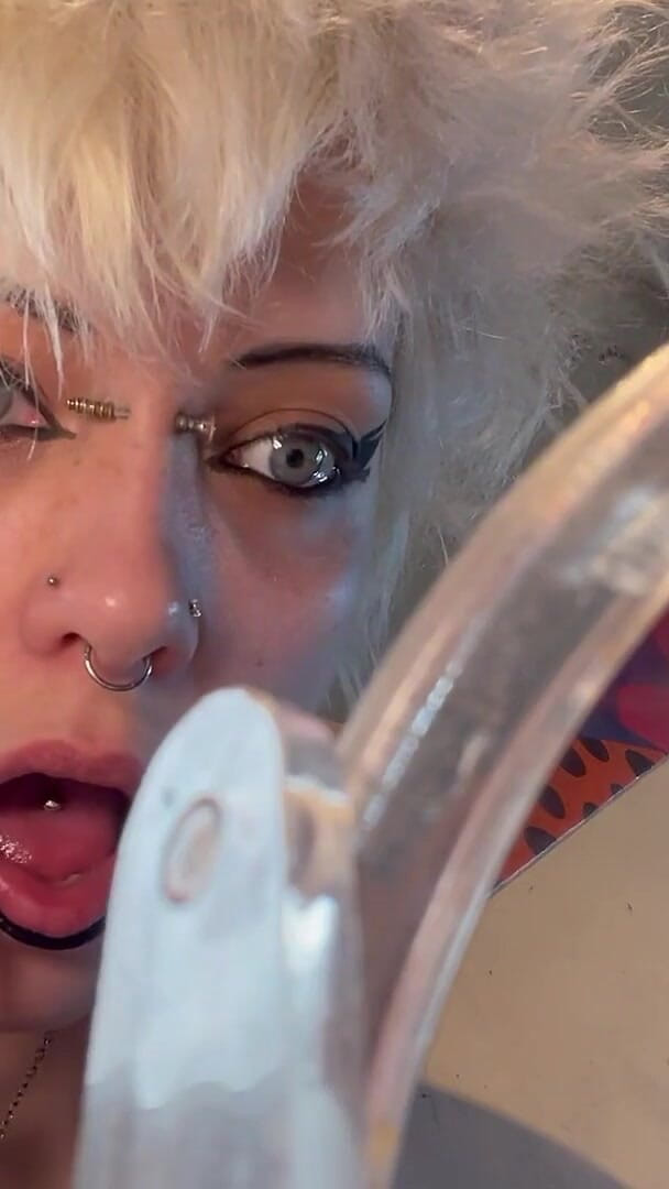 Glitterqueen1999: Goth ragazza glitterqueen 1999 ti ignora mentre lei applica il suo...