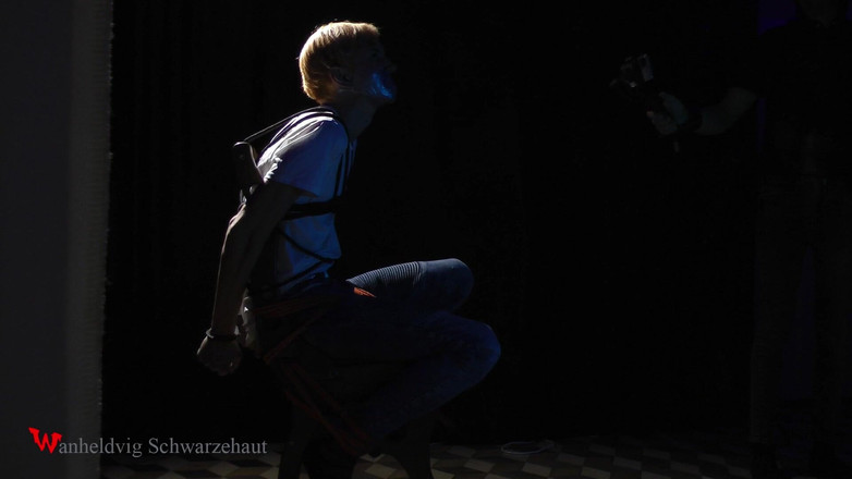 Wanheldvig: ニッキー、服を破ってくすぐる