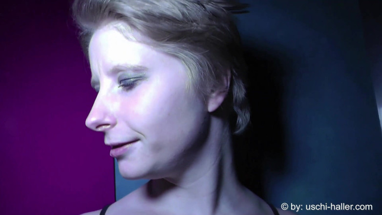 Club Express: Sonja Sweet dando um boquete em um cinema pornô alemão