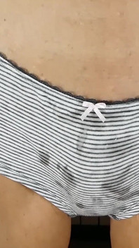 Sexe debout avec éjaculation dans sa culotte