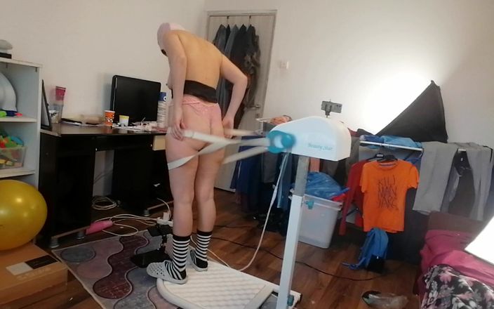 Amateur_MS: Massagem amadora com vibrador, morena nua. Buceta latina peluda, peitões,...