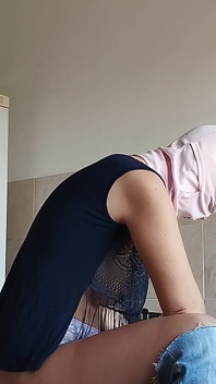 Pepek si rambut coklat berbulu, tetek besar, wanita berbulu sensual di dapur.
