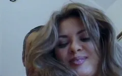 Une grosse latine baise trois bites
