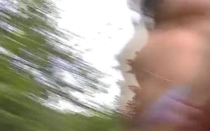 Porno kino: Amadoras alemãs chupando um pau ao ar livre