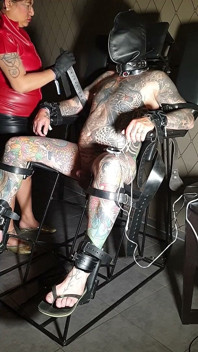 Legat de scaunul de bondage pentru electroșocuri
