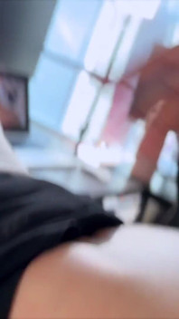 J’ai pris un gros creampie de mon patron à grosse bite noire pour sauver mon travail ! Il m’a baisée sur mon bureau et m’a fait squirter ! (Vidéo complète)