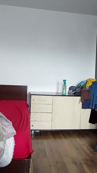 Máy bay bà già nghiệp dư làm sạch trong ngôi nhà trống. Âm hộ đầy lông tóc nâu, vú to.