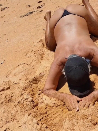 Ladysilvas: Ladysilva在海滩上穿着内裤，真是一个热辣的荡妇