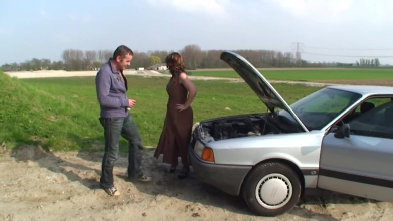 Mature Climax - 100% Mature Videos: Stor mogen brunett i sexig outfit knullar utanför