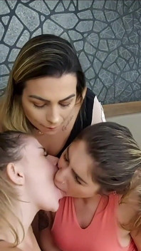 Lesbische pinkeln, schlucken, trio-top-mädchen
