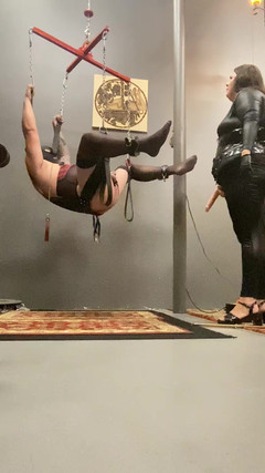 Mistress Scarlet Kiss: Sissy Handsfree se předčasně vystříká do cudnosti Během peggingu a...