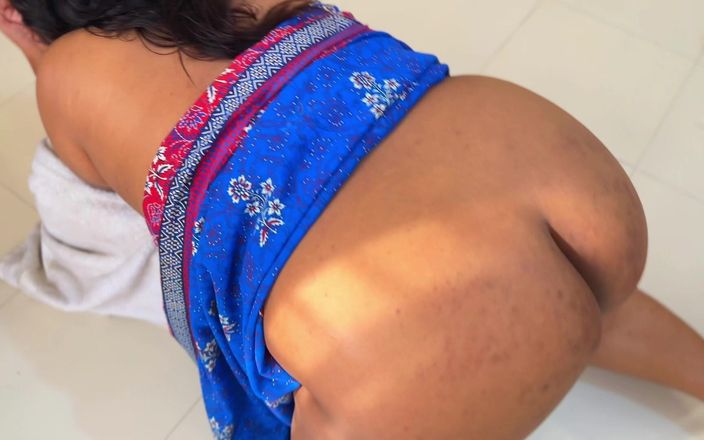 Aria Mia: Podczas gdy Macocha Desi myje stanik i majtki, macocha zdjął...