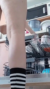 Figa pelosa della mora, grandi tette, donna pelosa sensuale in cucina. Sexy mamma, figa pelosa, culo grosso