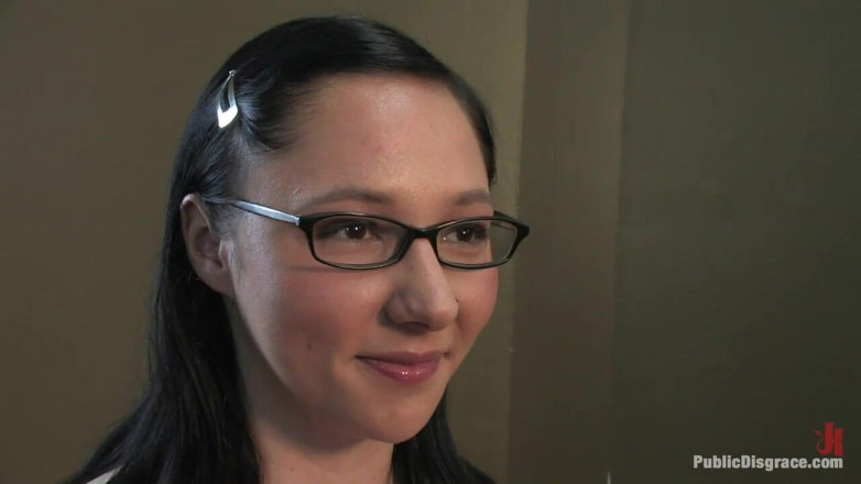 Public Disgrace by Kink: アマチュアモデルが屈辱を受け、理髪店で犯される