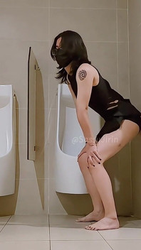公衆トイレでディルドに乗る