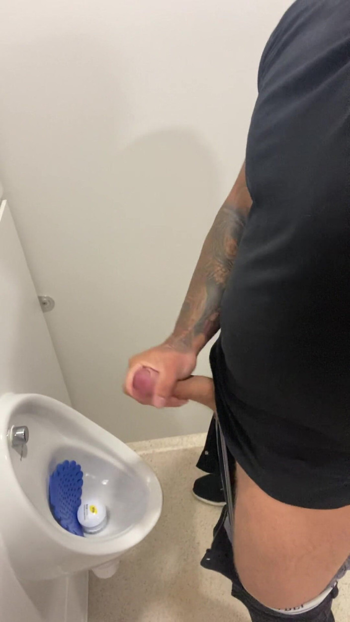 Andyleexxx: Kencing dan coli di kamar mandi