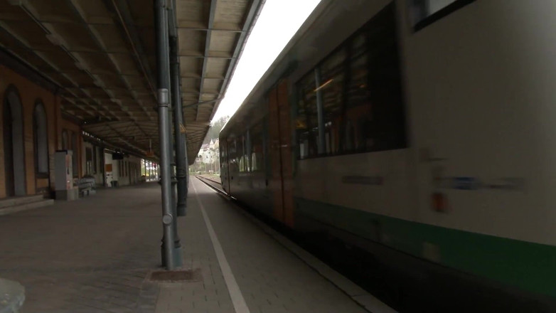 Erotic Planet X: Orang asing cantik dikongkek keras oleh zakar tua di dapur