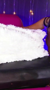 Fuerte show de sexo con un consolador enorme para algunas lesbianas con el pelo teñido