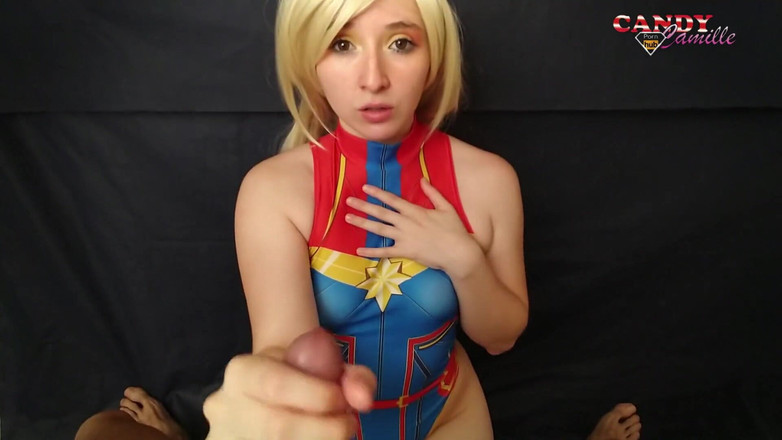 Kndy Kmille: Il capitano Marvel amatoriale succhia incredibilmente il cazzo, e finisce...