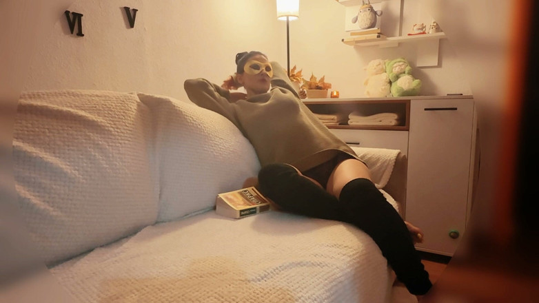 YENIFER696: Cozy Tease: Měkký zelený svetr a ponožky se třesou