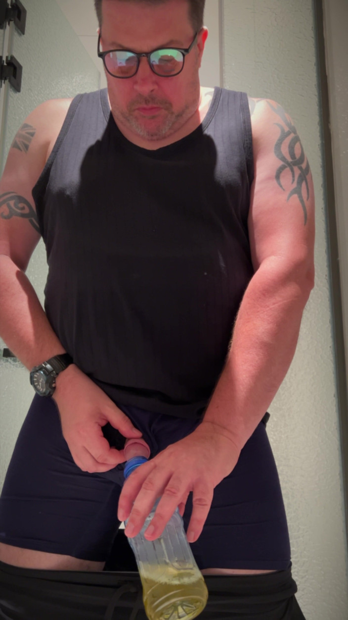 uktattooedchub74: Bir Şişe sidik
