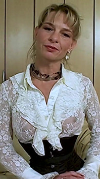 MILf-blondine hat solo-sex in heißen dessous