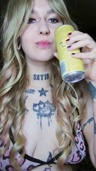 Sexy alternative blondine rülpst