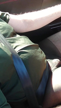 Nylon Jongen Rijdt Auto in Zwarte Panty