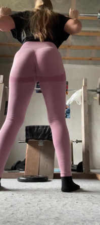 Squats D’haltères Longs Dans De Beaux Leggings