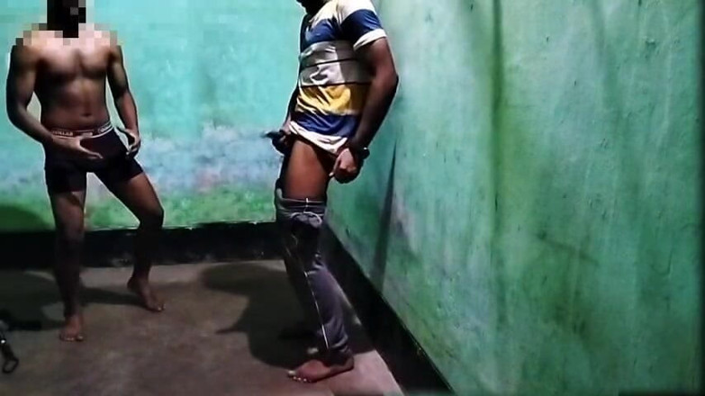 Desi Tits: Masturbuje svalnatý twink chlapec v tělocvičně