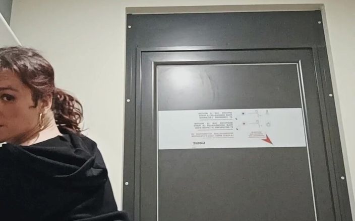 Launiexxxx: Trisha bawi się sobą i tyłkiem