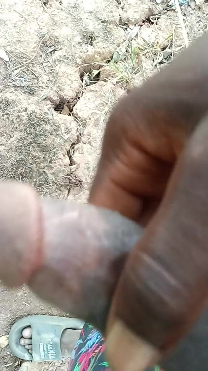 Kpekus arena: Ragazzo africano si masturba dentro il cespuglio