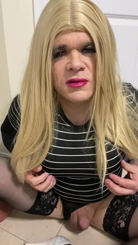 Partea 2 a Transsexual transsexual sexy tachinează cu pizdă falsă în lenjerie și ciorapi
