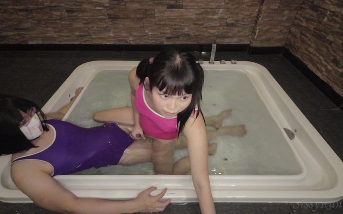 SissyKanisa: Sissykanisa e Reina na banheira jacuzzi