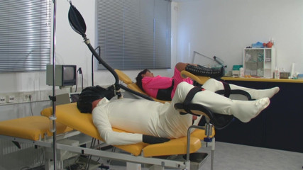 Rubber & Clinic Studio - 1ATOYS: Gaz maskesi ile kauçuk tedavisi