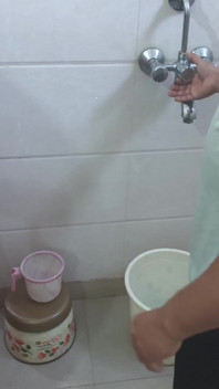Bhabhi chamou o vizinho para consertar o chuveiro e foi fodida