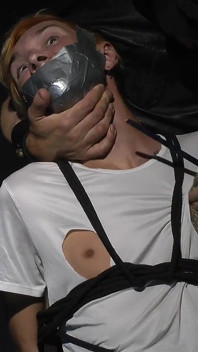 นิคกี้ฉีกเสื้อผ้าแล้วจั๊กจี้
