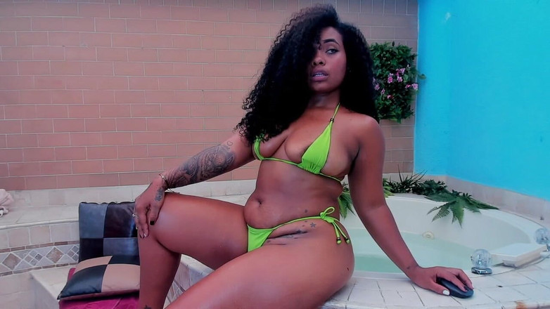 Miss ivy studio: Sinnlicher bikinitanz im whirlpool