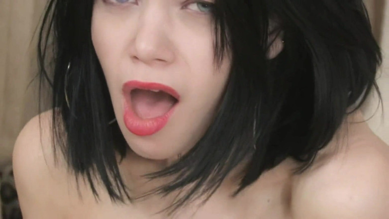 Solo's Addiction: Roxie in biancheria intima in rete e dildo vibrante nella...