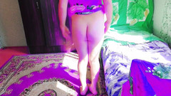 Kitty_Cross: Oyuncu kadın kılıklı kadın kabarık pembe halıda çapraz bacaklı oturuyor