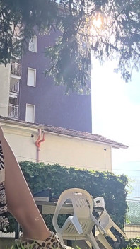 bagiche men hot dhoop men nyoonatam bikni, kaimaphlej saindal aur ichchha ko dekha jaana chaahie