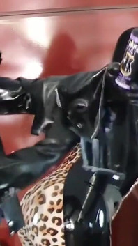Latex gummi streichelt kurvige milf und ihr devoter typ - Polieren Ölen und Streicheln im flugzeug